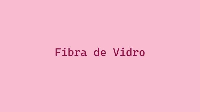 Mão recebendo aplicação de fibra de vidro na unha durante alongamento