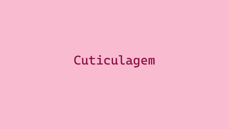 Cuticulagem sendo feita com empurrador e alicate em unha bem cuidada