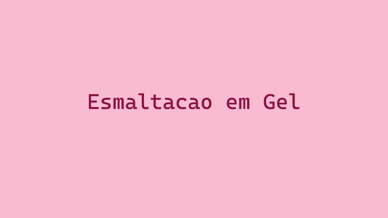 Mão aplicando esmalte em gel na unha durante a esmaltação passo a passo
