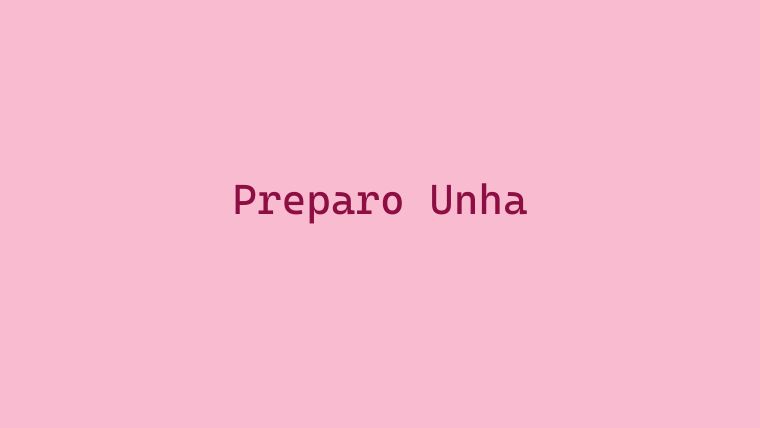 Mão com unhas sendo preparadas antes da aplicação de alongamento