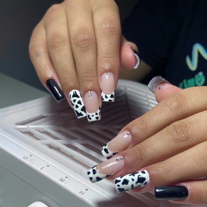 Unhas em gel tom rosé com efeito brilho feitas pela Priscila Dias