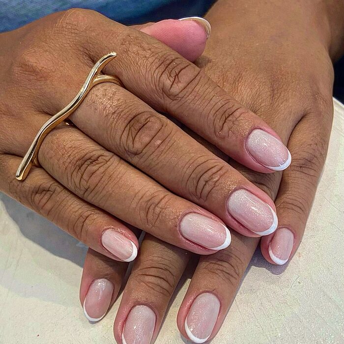 Nail art com estampa preta e branca feita pela Priscila Dias