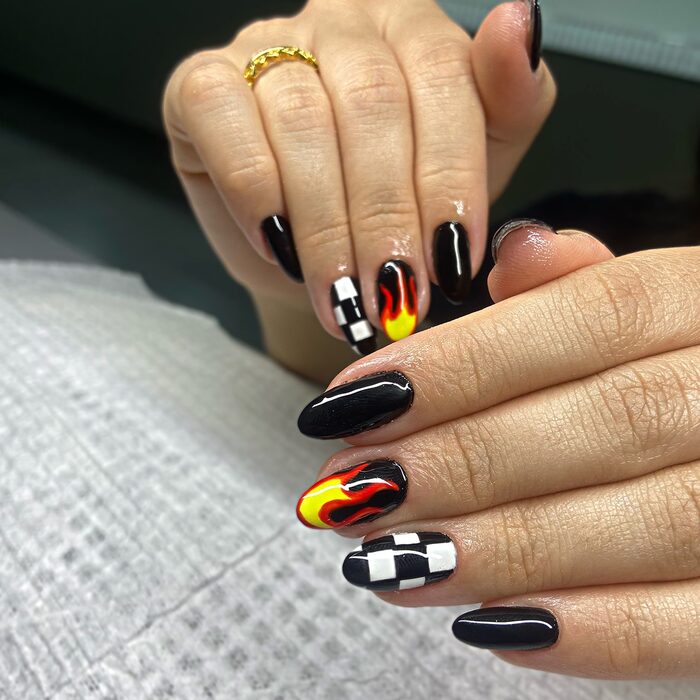 Unhas em gel com efeito cromado prateado feitas pela Priscila Dias
