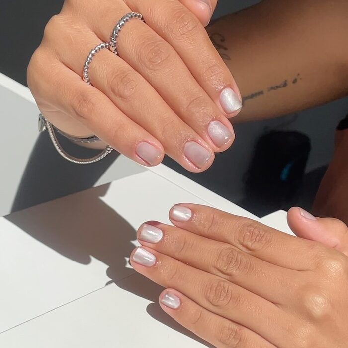 Nail art azul com nuvens feita pela Priscila Dias