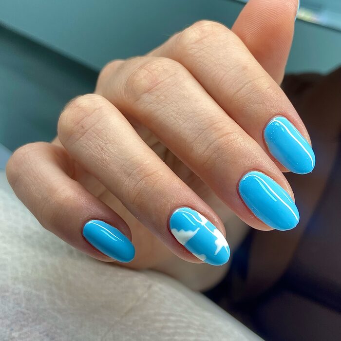 Nail art preta com chamas e xadrez feita pela Priscila Dias