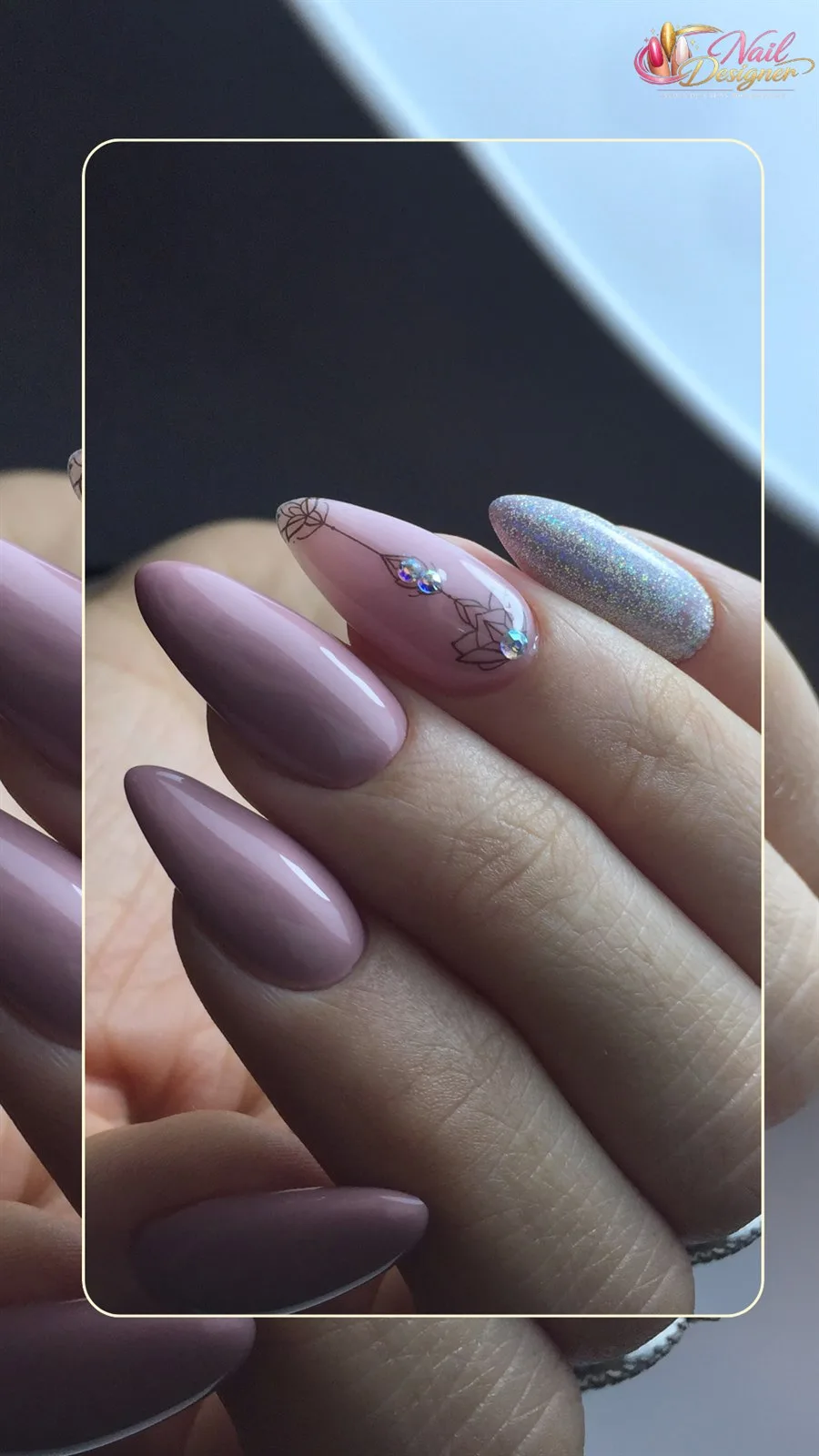 Unhas alongadas em tom malva com ponta fina e acabamento artístico.