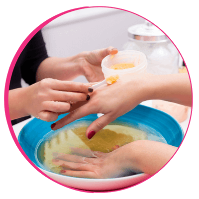 Esfoliacao avançada nas maos com produto hidratante.